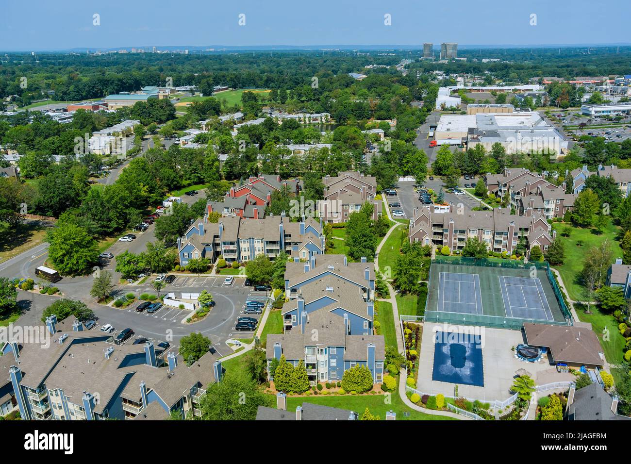 Panorama aérien vue de dessus paysage les quartiers résidentiels dans la belle ville de l'est du Brunswick, New Jersey USA Banque D'Images