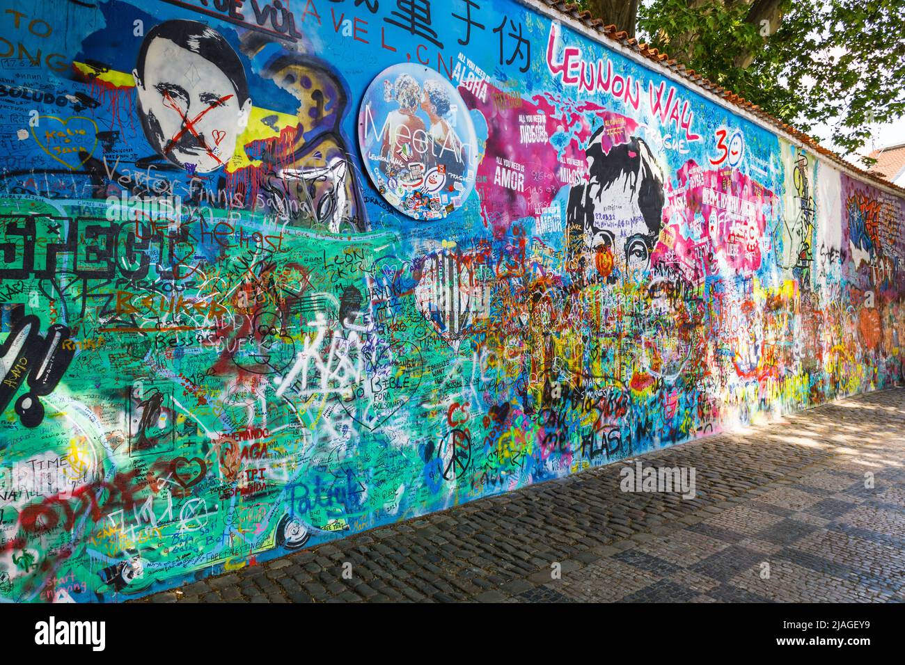 Mur Lennon - mur recouvert de graffitis inspiré par Lennon à Prague, République tchèque Banque D'Images