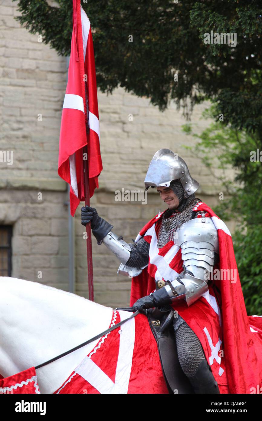 Chevalier dans une armure brillante sur un cheval blanc de retour au château de Warwick, Warwickshire, Angleterre, Royaume-Uni, 2022 Banque D'Images