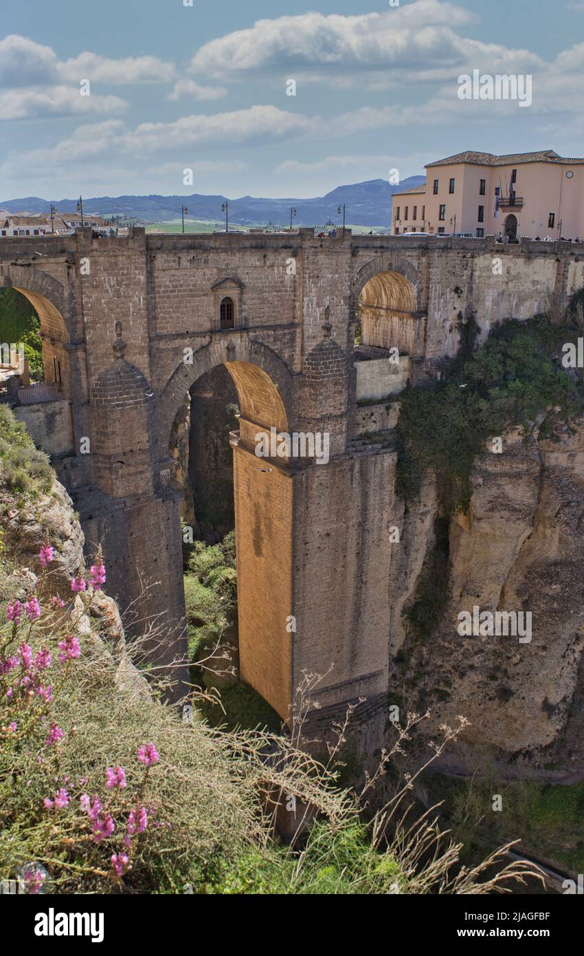 Ronda, Malaga, Espagne - Nouveau pont enjambant la gorge El Tajo de 120 mètres de haut de la rivière Guadalevín - orientation portrait Banque D'Images