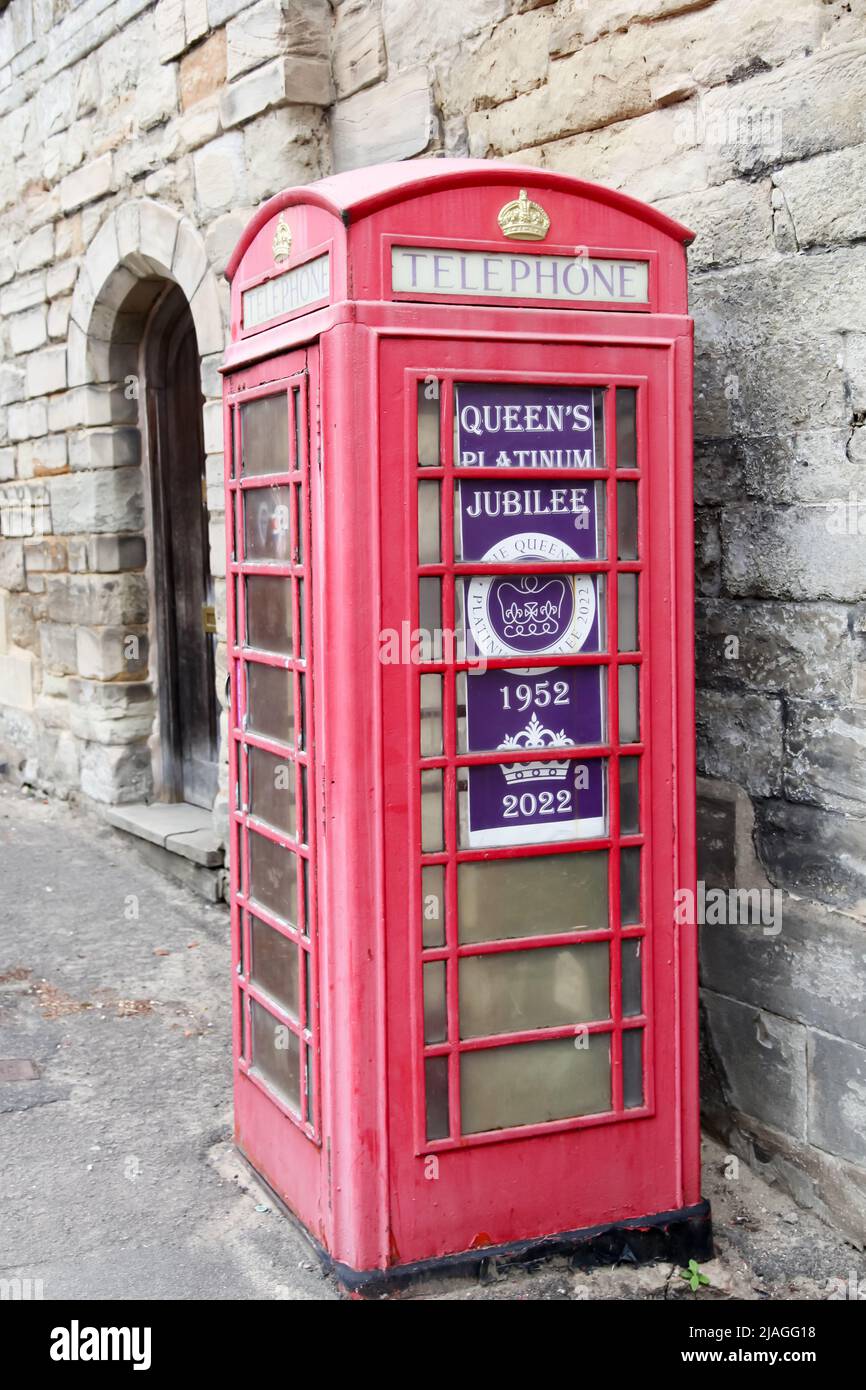 K2 boîte téléphonique décorée pour le Jubilé de la Reine 70th, Warwickshire, West Midlands, Angleterre, Royaume-Uni, 2022 Banque D'Images