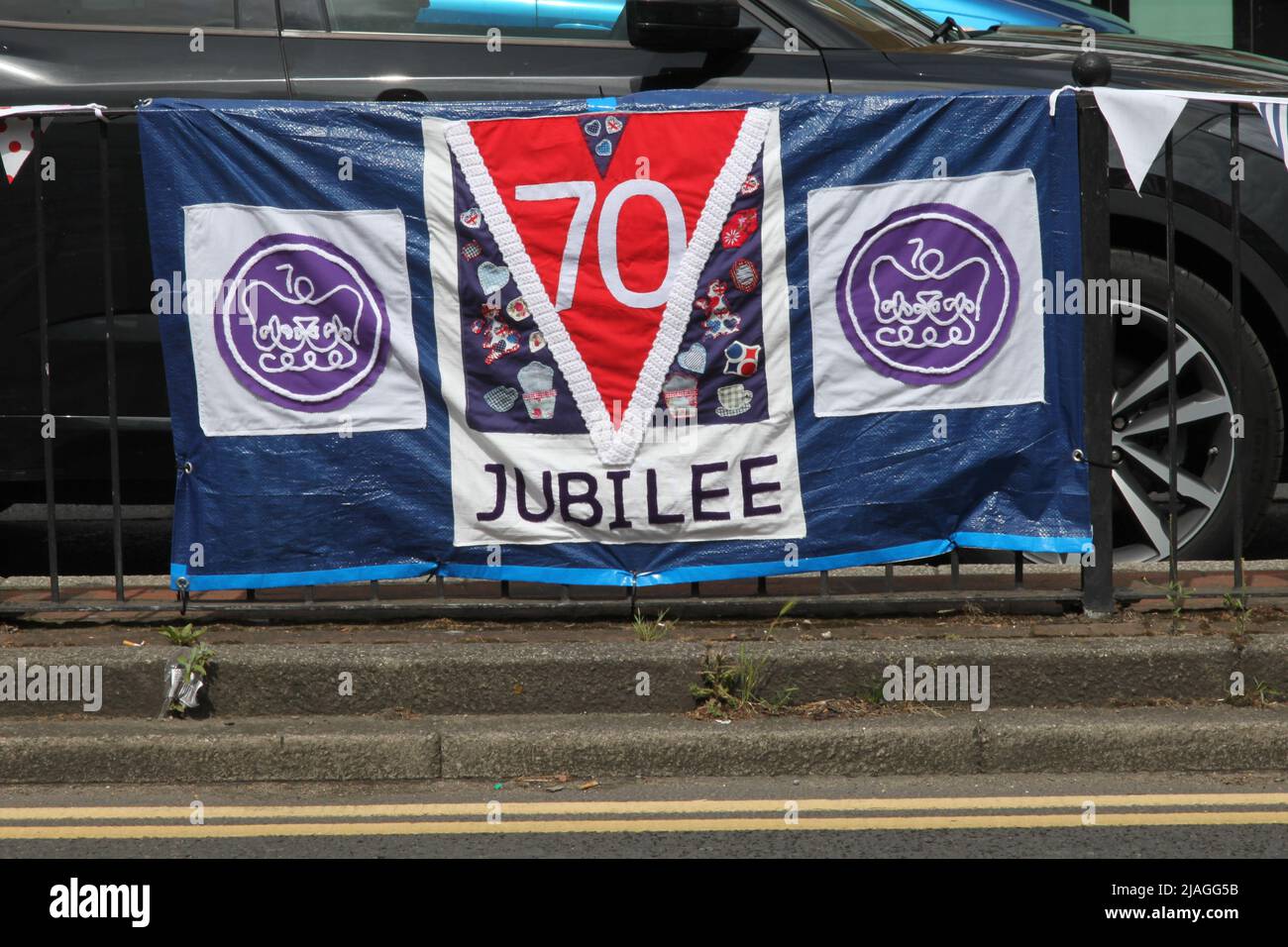 Bannière du drapeau du Jubilé de la Reine en 70th, Craddock's Parade, Ashtead, Surrey, Royaume-Uni, 2022 Banque D'Images