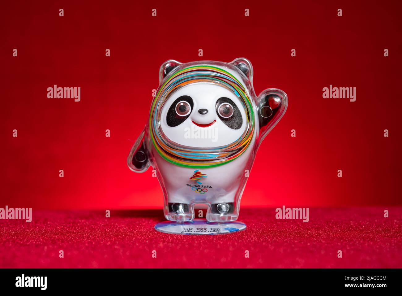 ZHONGSHAN China-24 mai,2022:mascotte pour les Jeux Olympiques d'hiver de Beijing 2022 nommée Bing Dwen Dwen sur fond rouge. Banque D'Images