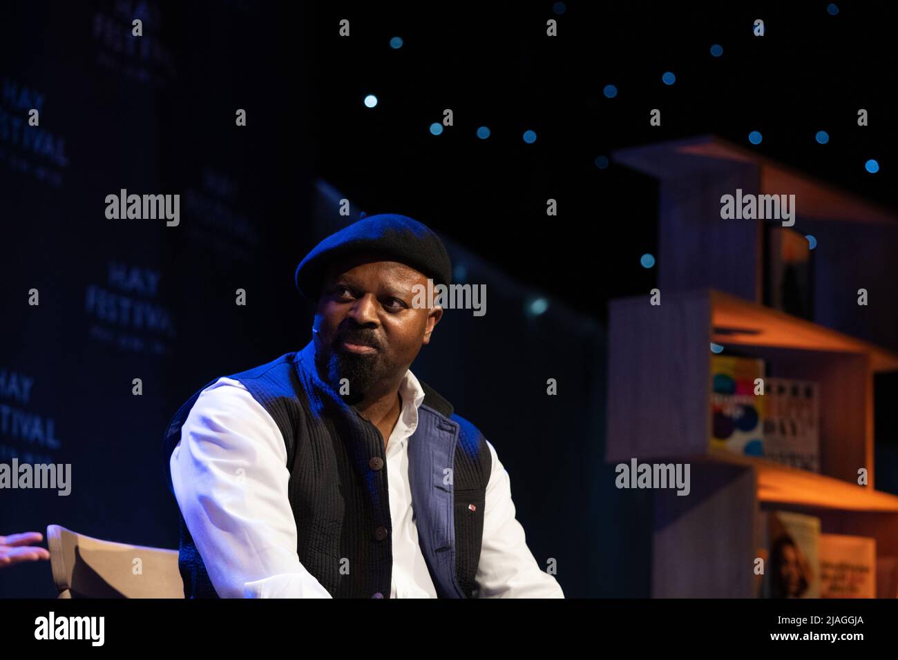 Hay-on-Wye, pays de Galles, Royaume-Uni. 30th mai 2022. Ben Okri discute de chaque feuille a Hallelujah au Hay Festival 2022, pays de Galles. Crédit : Sam Hardwick/Alamy. Banque D'Images