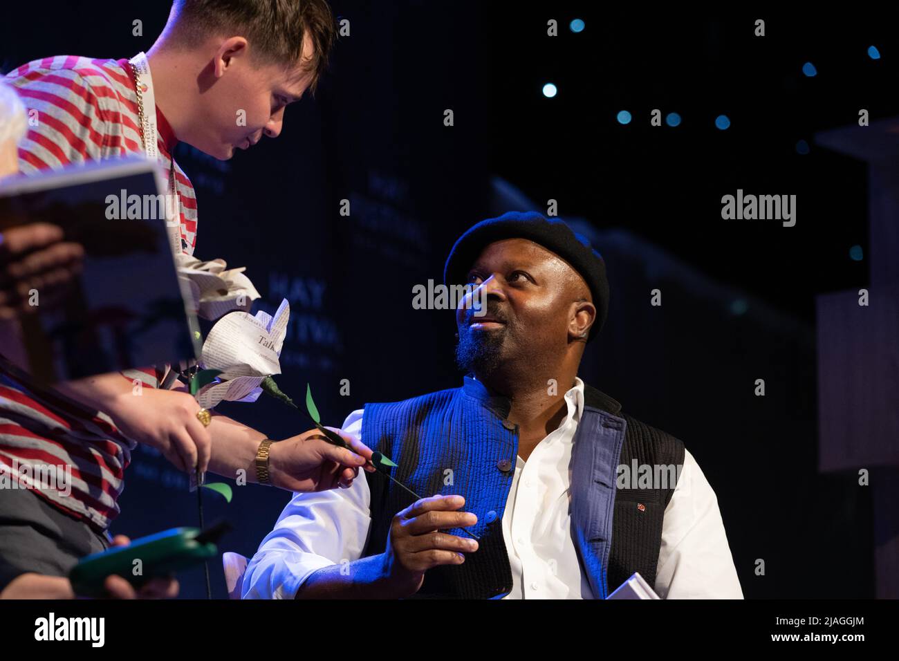 Hay-on-Wye, pays de Galles, Royaume-Uni. 30th mai 2022. Ben Okri discute de chaque feuille a Hallelujah au Hay Festival 2022, pays de Galles. Crédit : Sam Hardwick/Alamy. Banque D'Images