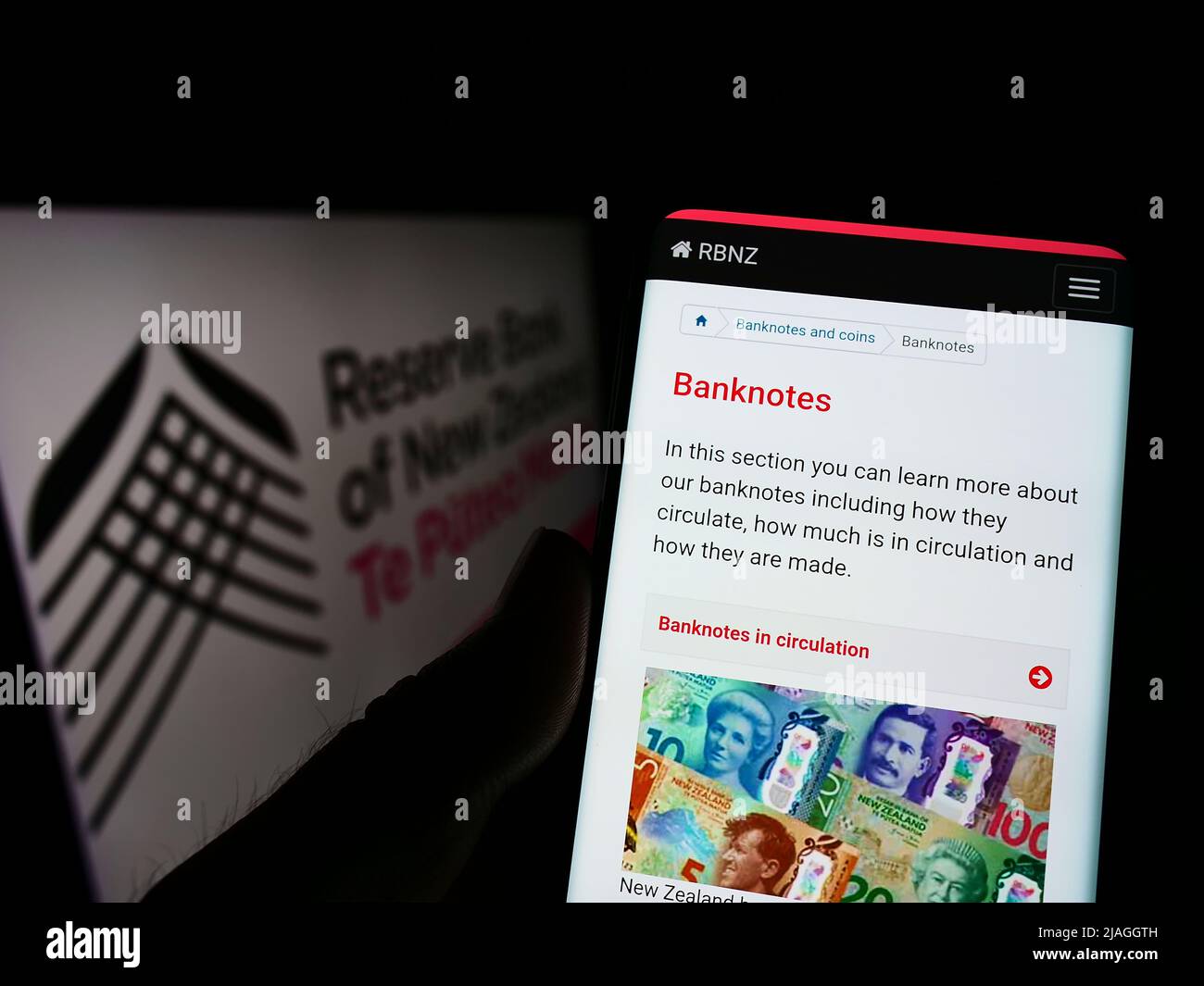 Personne tenant un smartphone avec la page Web de la banque centrale RBNZ (Reserve Bank of New Zealand) à l'écran avec le logo. Concentrez-vous sur le centre de l'écran du téléphone. Banque D'Images