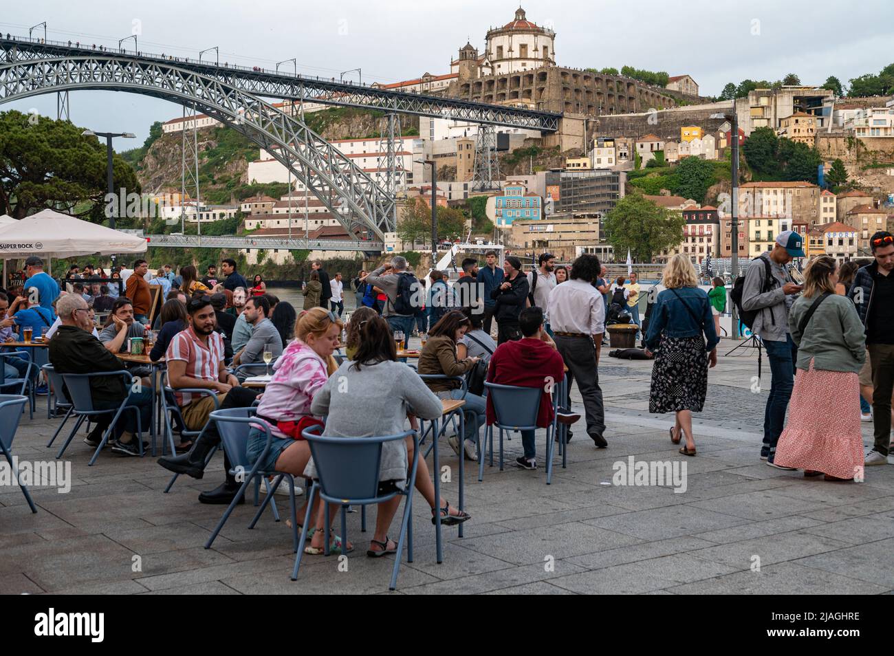 Porto, Portugal . 2021 05 mai . Personnes marchant sur la Côte d'Azur à Porto, Portugal à l'été 2022. Banque D'Images