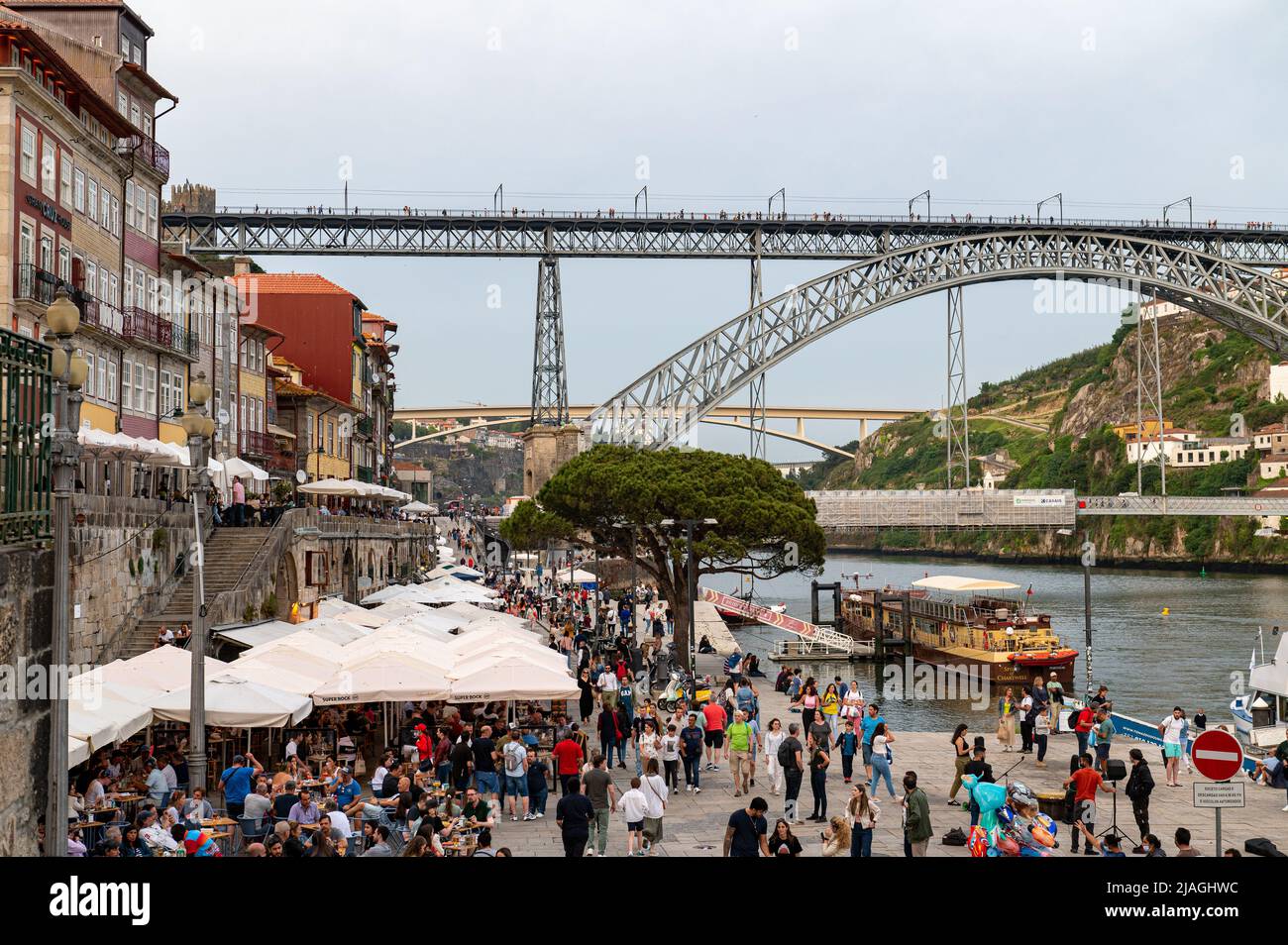 Porto, Portugal . 2021 05 mai . Personnes marchant sur la Côte d'Azur à Porto, Portugal à l'été 2022. Banque D'Images