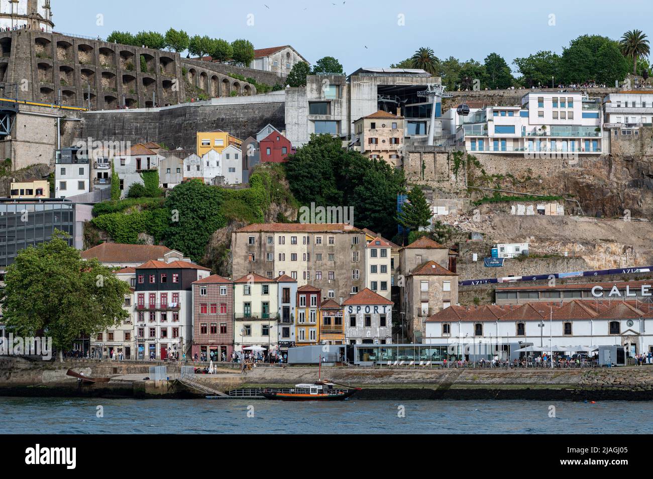 Porto, Portugal . 2021 05 mai . Paysage urbain de Porto au-dessus du Douro Luis II à Porto, Portugal à l'été 2022. Banque D'Images
