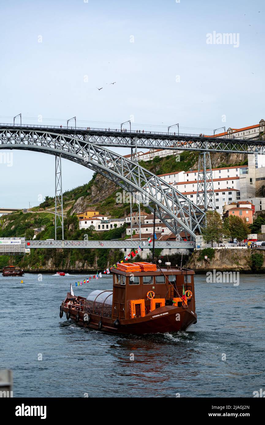 Porto, Portugal . 2021 05 mai . Bateau touristique à Porto sur le Douro avec le pont Luis II à Porto, Portugal à l'été 2022. Banque D'Images