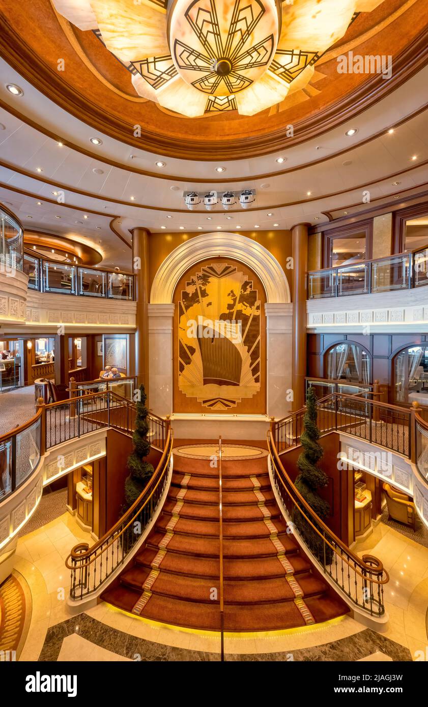 L'arc portuaire de la reine Elizabeth originale, représenté en marqueterie par David Linley et une partie du grand hall du nouveau bateau de croisière de la reine Elizabeth Banque D'Images