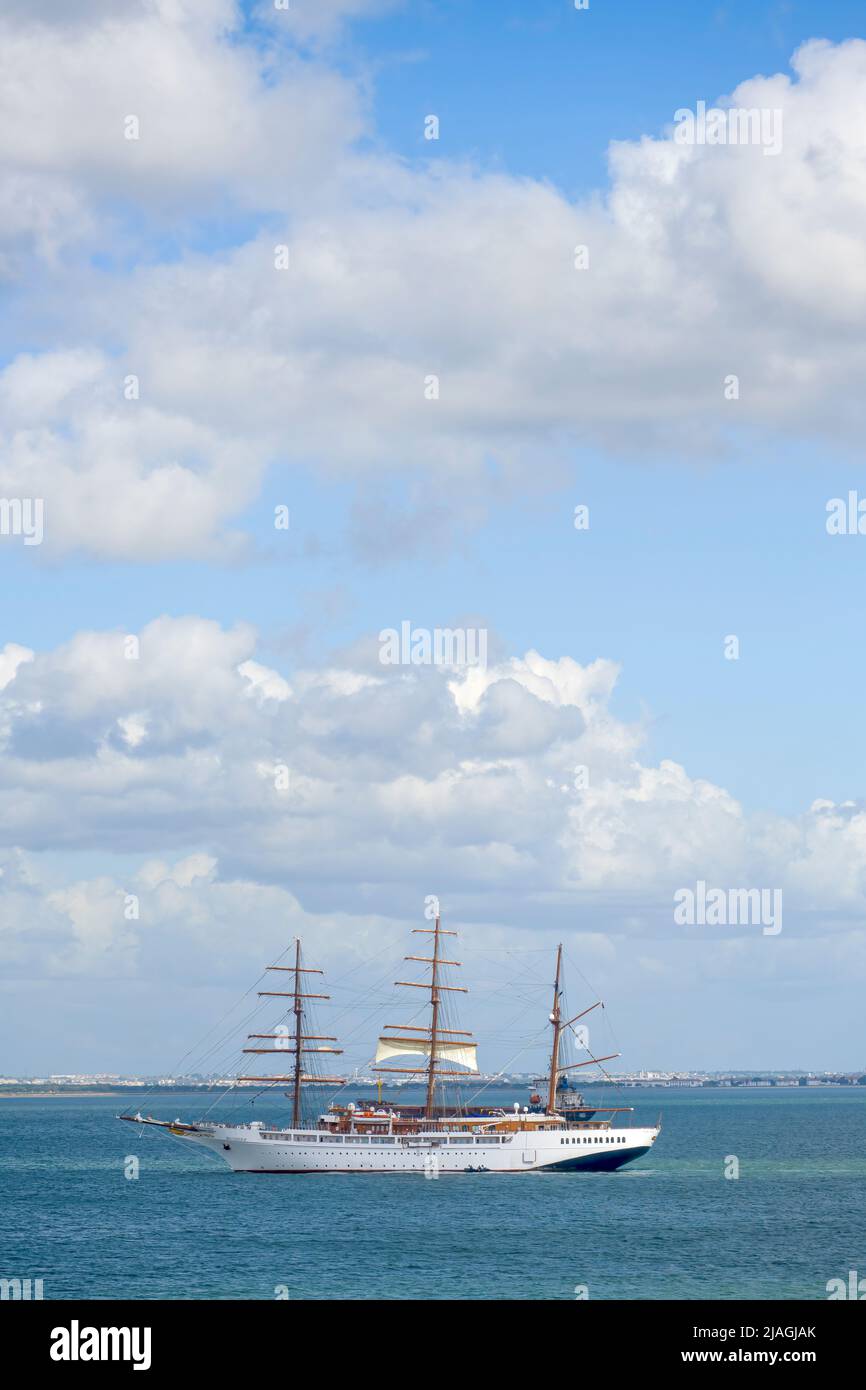 Trois yachts à dégoût amarrés sur le Tage, au large de la côte de Lisbonne, Portugal Banque D'Images