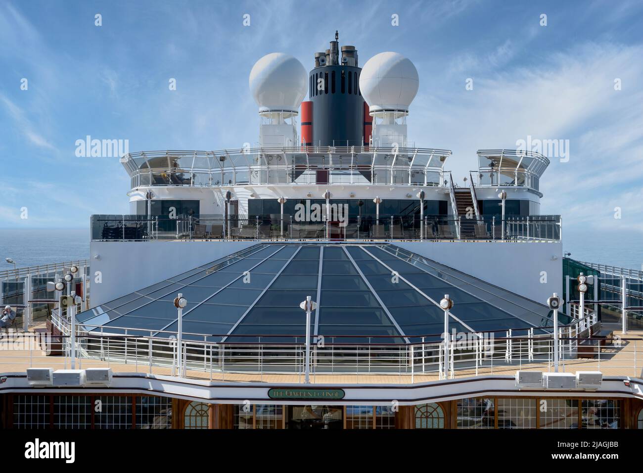 Vue sur la terrasse supérieure et le Queens Lounge sur le luxueux paquebot de Cunard, le RMS Queen Elizabeth Banque D'Images