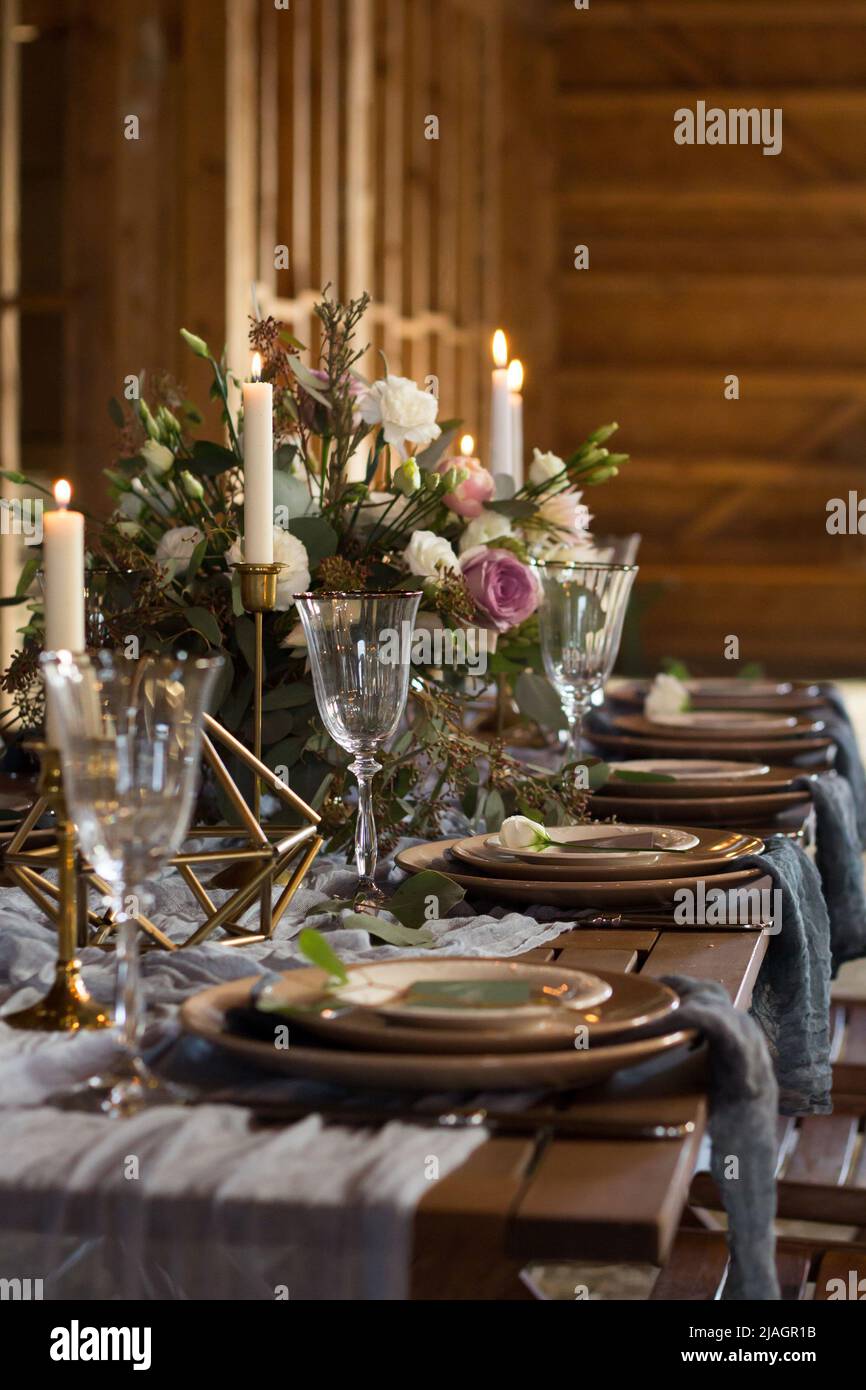 Table de mariage dans une grange en bois. Cadre vertical. Vue latérale. Banque D'Images