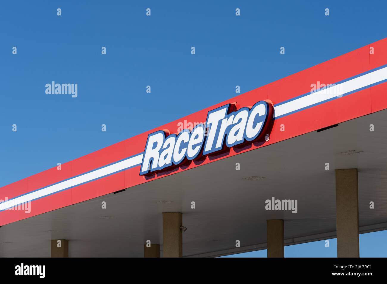 Un panneau de station-service RaceTrac est montré à Houston, Texas, États-Unis. Banque D'Images Un panneau de station-service RaceTrac est montré à Houston, Texas, États-Unis. Banque D'Images