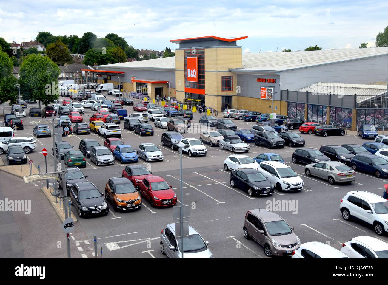 30/05/2022 Dartford UK Shoppers utilisant le parking de Prospect place Retail Park à Dartford Kent. Banque D'Images