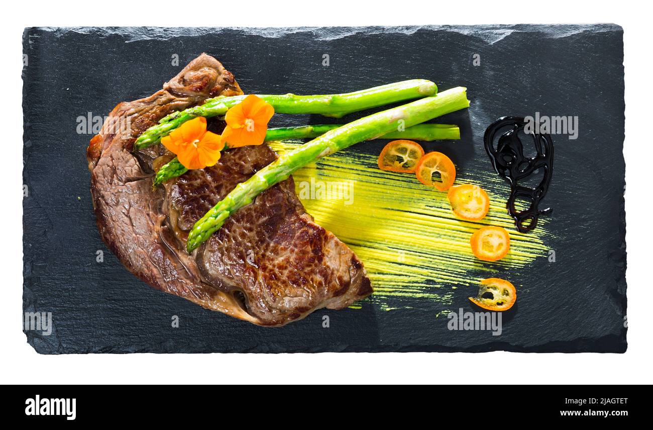 Steak de bœuf bien fait avec asperges Banque D'Images
