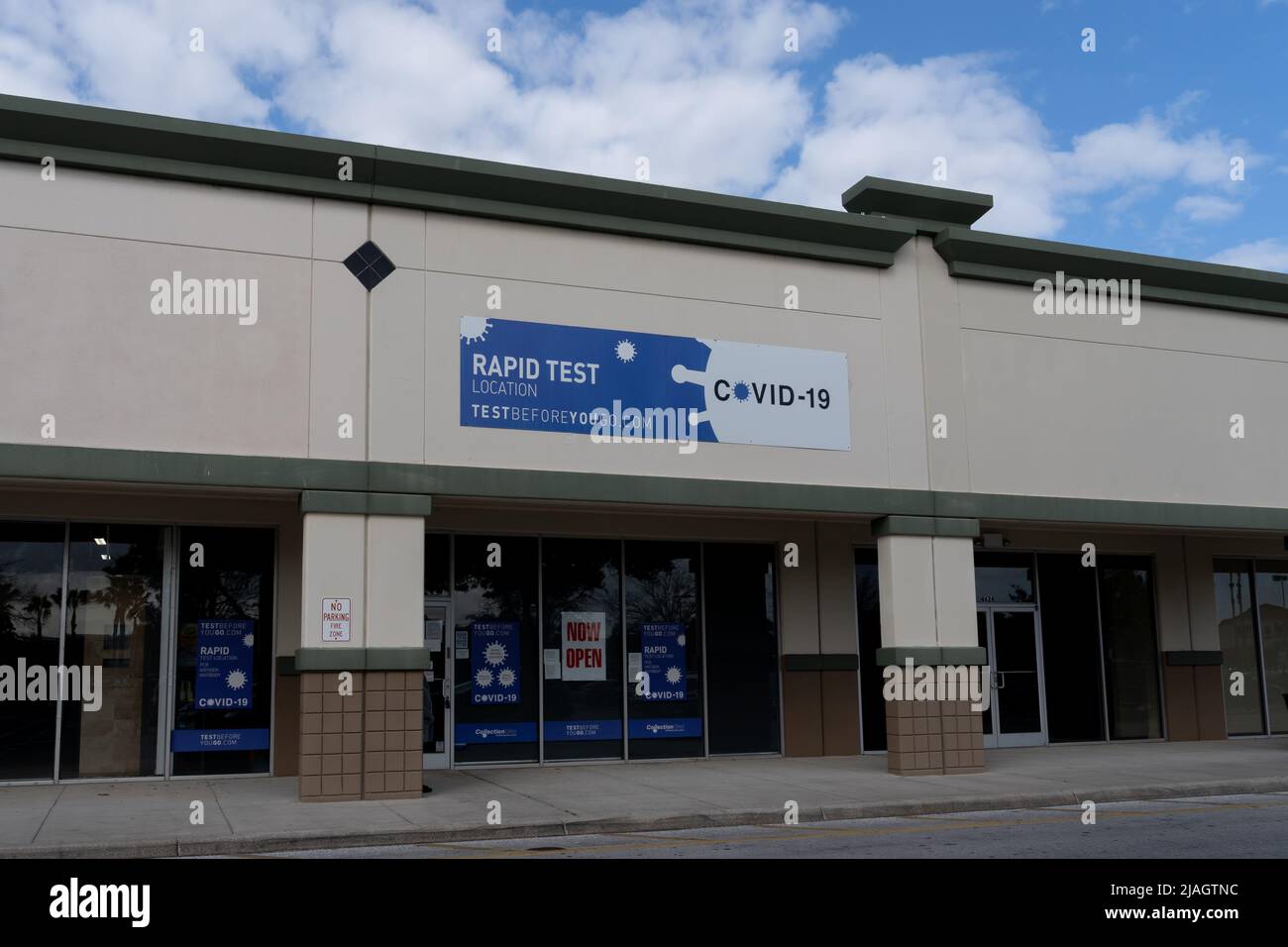 Orlando, FL, États-Unis - 5 janvier 2022 : L'un des sites de test rapide COVID-19 à Orlando, FL, États-Unis. Banque D'Images Orlando, FL, États-Unis - 5 janvier 2022 : L'un des sites de test rapide COVID-19 à Orlando, FL, États-Unis. Banque D'Images