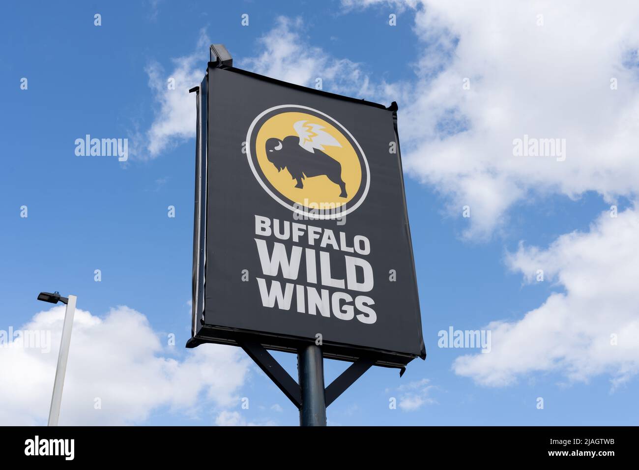 Orlando, Floride, États-Unis - 5 janvier 2022 : un panneau de poteau de restaurant Buffalo Wild Wings avec ciel bleu en arrière-plan. Banque D'Images