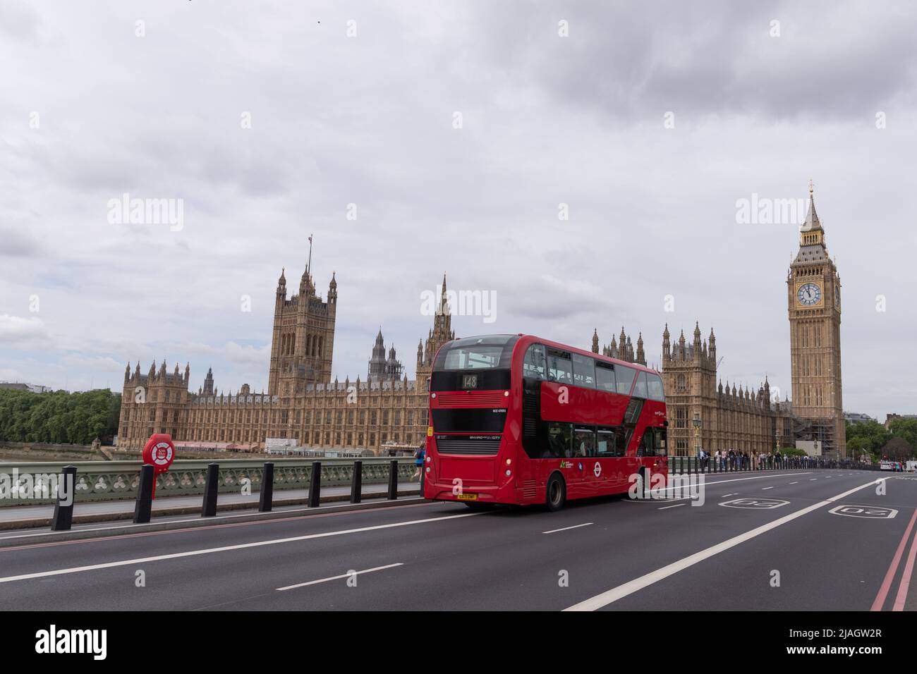 Survoler les maisons du Parlement vu avec un bus à impériale rouge de Londres sur le pont Westminister, pris le 21st mai 2022. Banque D'Images