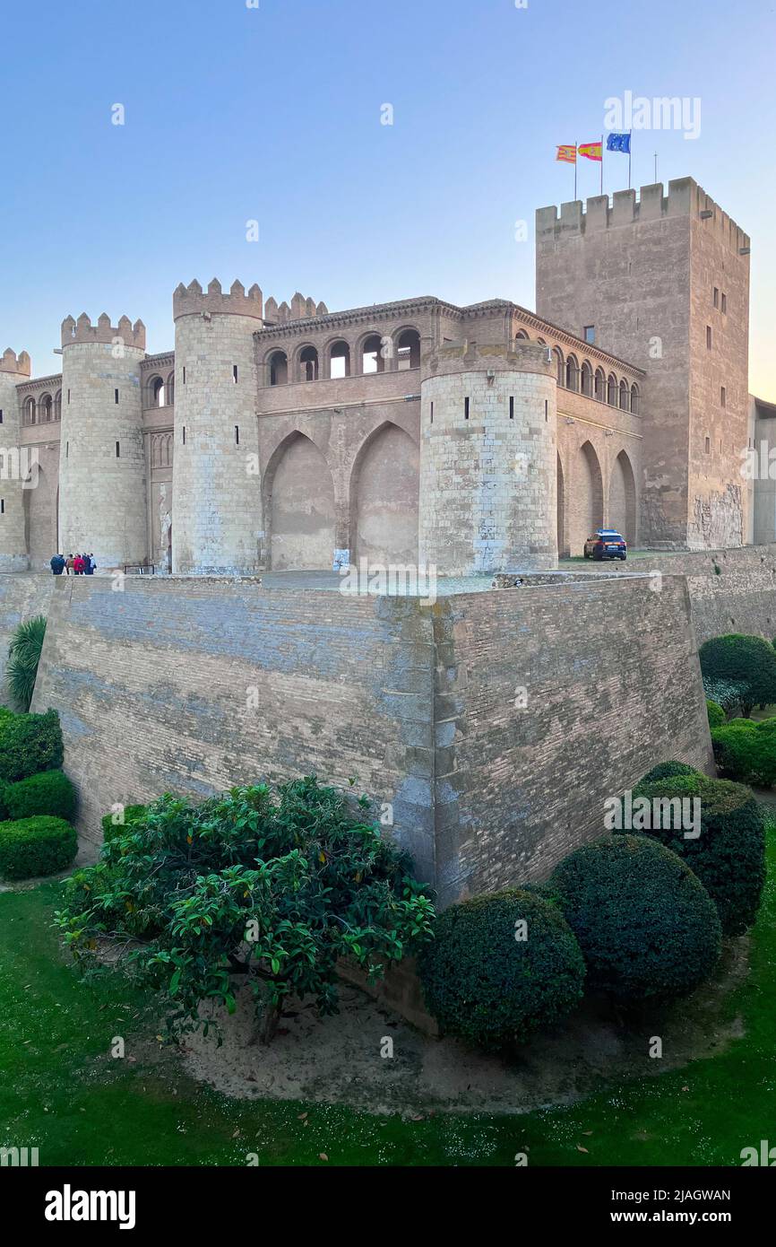 Vue extérieure du palais Aljaferia, un palais médiéval fortifié construit pendant la seconde moitié du 11th siècle dans le Taifa de Saragosse à Al-Anda Banque D'Images