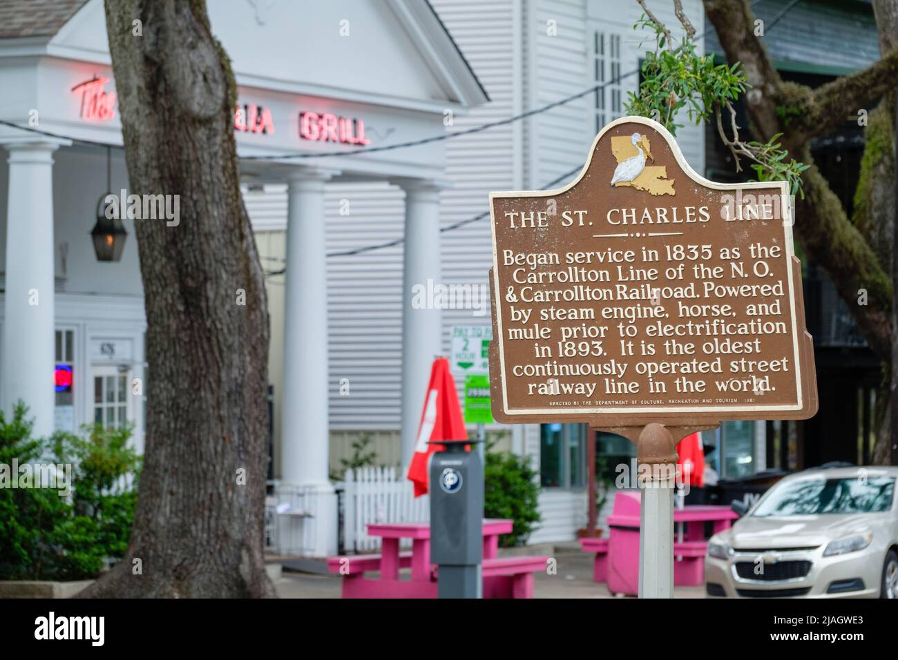LA NOUVELLE-ORLÉANS, LA, États-Unis - 23 MAI 2022 : le marqueur historique de la ligne Saint-Charles sur South Carrollton Avenue avec le barbecue Camellia flou en arrière-plan Banque D'Images