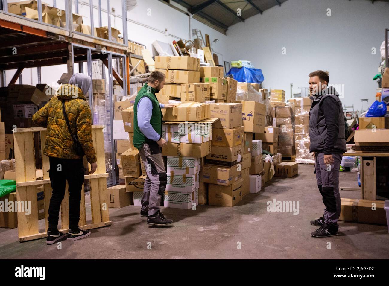 Des volontaires ukrainiens collectent des dons pour envoyer un camion en Ukraine, à Madrid, en Espagne Banque D'Images