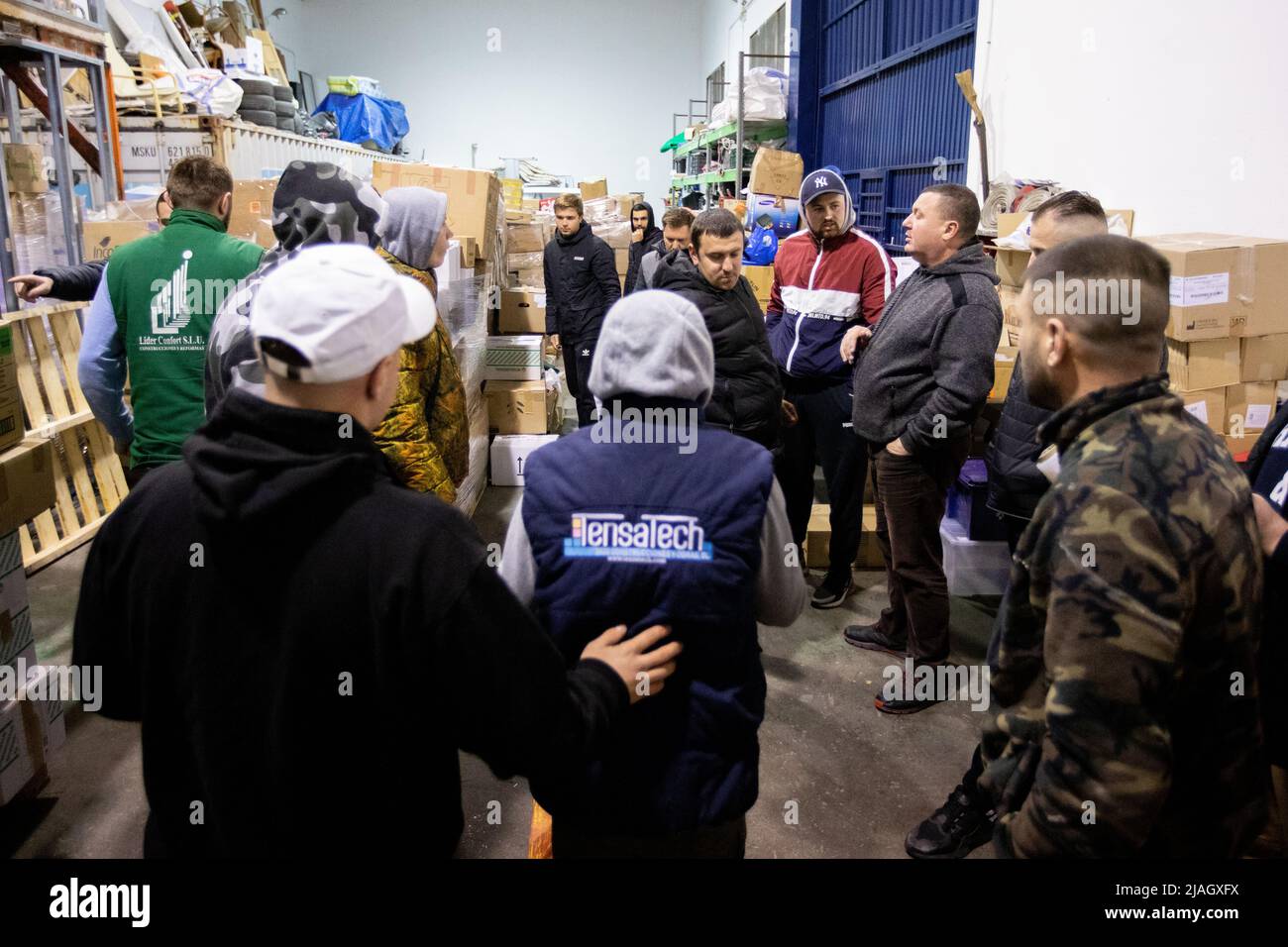 Des volontaires ukrainiens collectent des dons pour envoyer un camion en Ukraine, à Madrid, en Espagne Banque D'Images