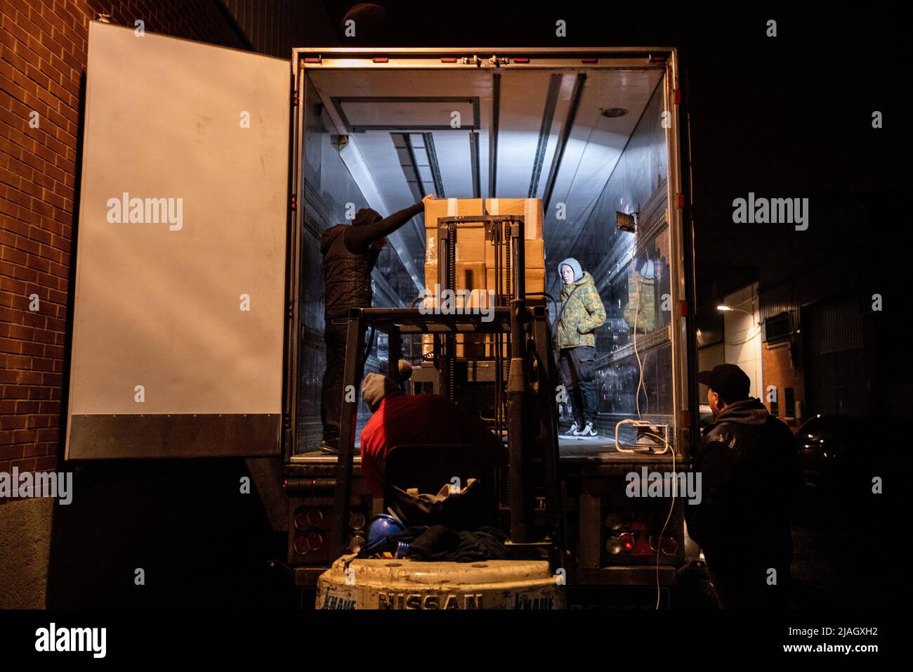 Des volontaires ukrainiens collectent des dons pour envoyer un camion en Ukraine, à Madrid, en Espagne Banque D'Images