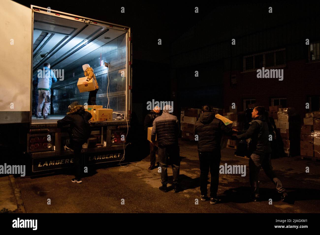 Des volontaires ukrainiens collectent des dons pour envoyer un camion en Ukraine, à Madrid, en Espagne Banque D'Images