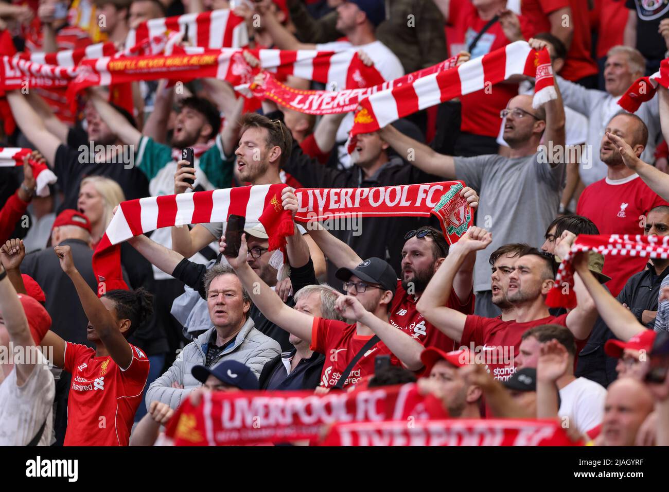 Paris, France, le 28th mai 2022. Les fans de Liverpool chantent alors que vous ne marnerez jamais seul avant le match de la Ligue des champions de l'UEFA au Stade de France, Paris. Le crédit photo devrait se lire: Jonathan Moscrop / Sportimage Banque D'Images