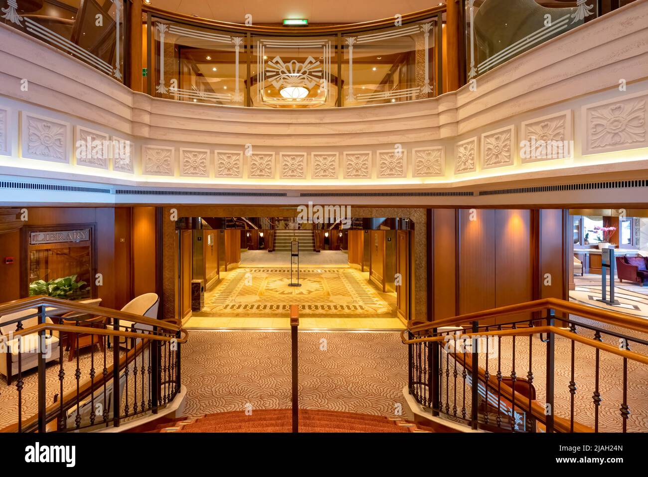 Vue sur l'intérieur art déco des ponts 3 et 4 sur le luxueux bateau de croisière Cunard, RMS Queen Elizabeth. Ces terrasses abritent de nombreuses boutiques de créateurs Banque D'Images