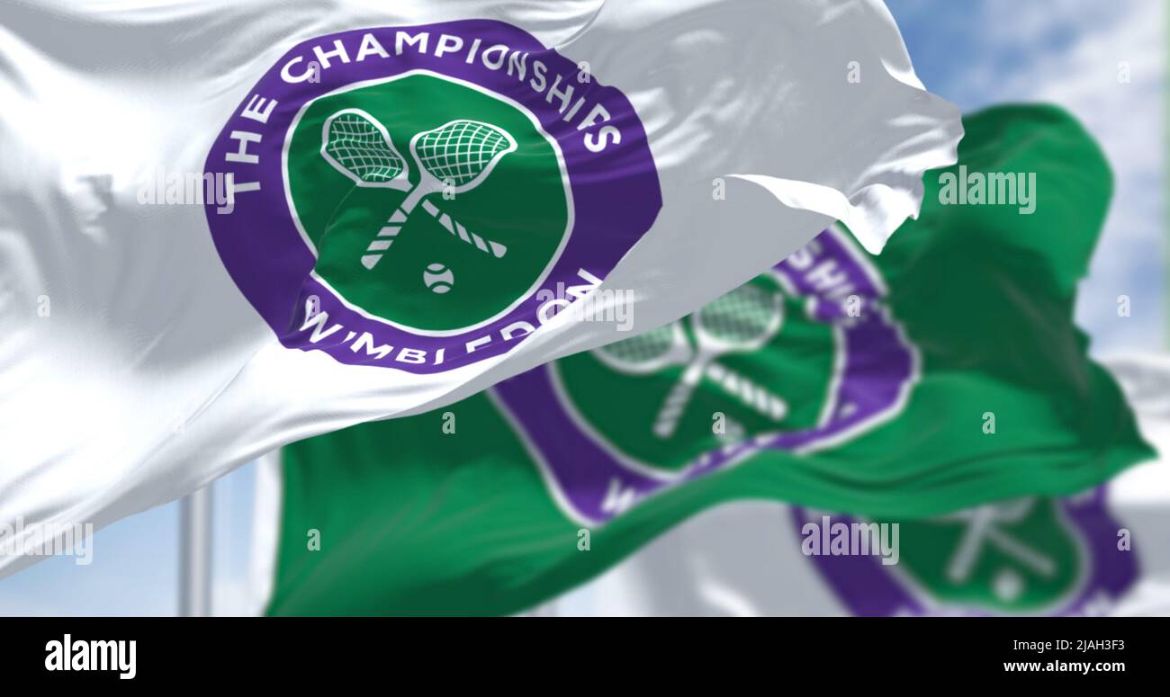 Londres, Royaume-Uni, 2022 avril : trois drapeaux avec le logo de Wimbledon des Championnats, qui agite dans le vent. Le tournoi de Wimbledon est un tournoi de tennis majeur Banque D'Images