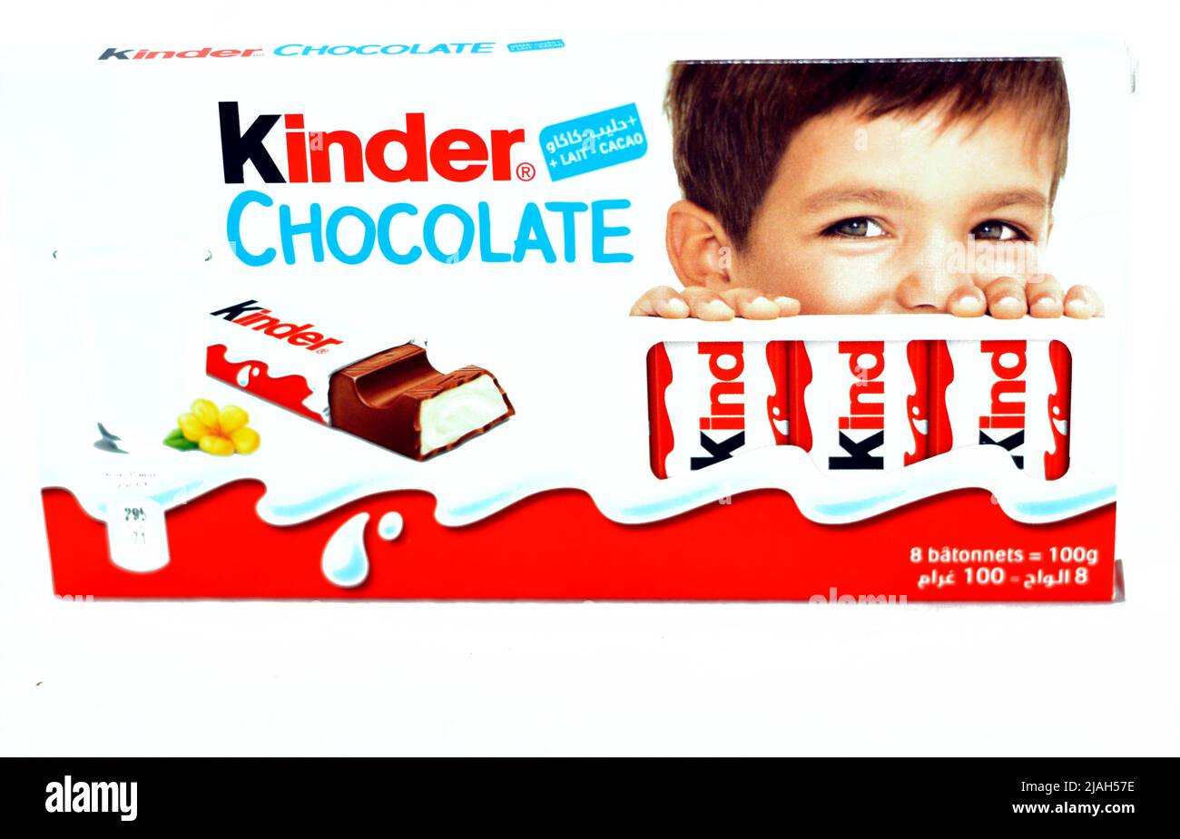 Le Caire, l'Egypte, 27 mai 2022: Le paquet de barres de chocolat au lait Kinder, une petite collation riche en lait, lait et cacao, Une recette de chocolat qui contient deux délicieux Banque D'Images