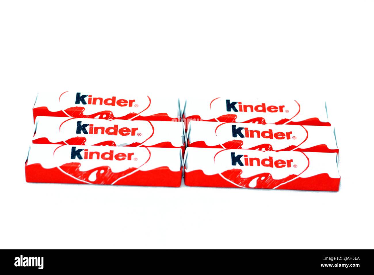 Le Caire, l'Egypte, 27 mai 2022: Le paquet de barres de chocolat au lait Kinder, une petite collation riche en lait, lait et cacao, Une recette de chocolat qui contient deux délicieux Banque D'Images