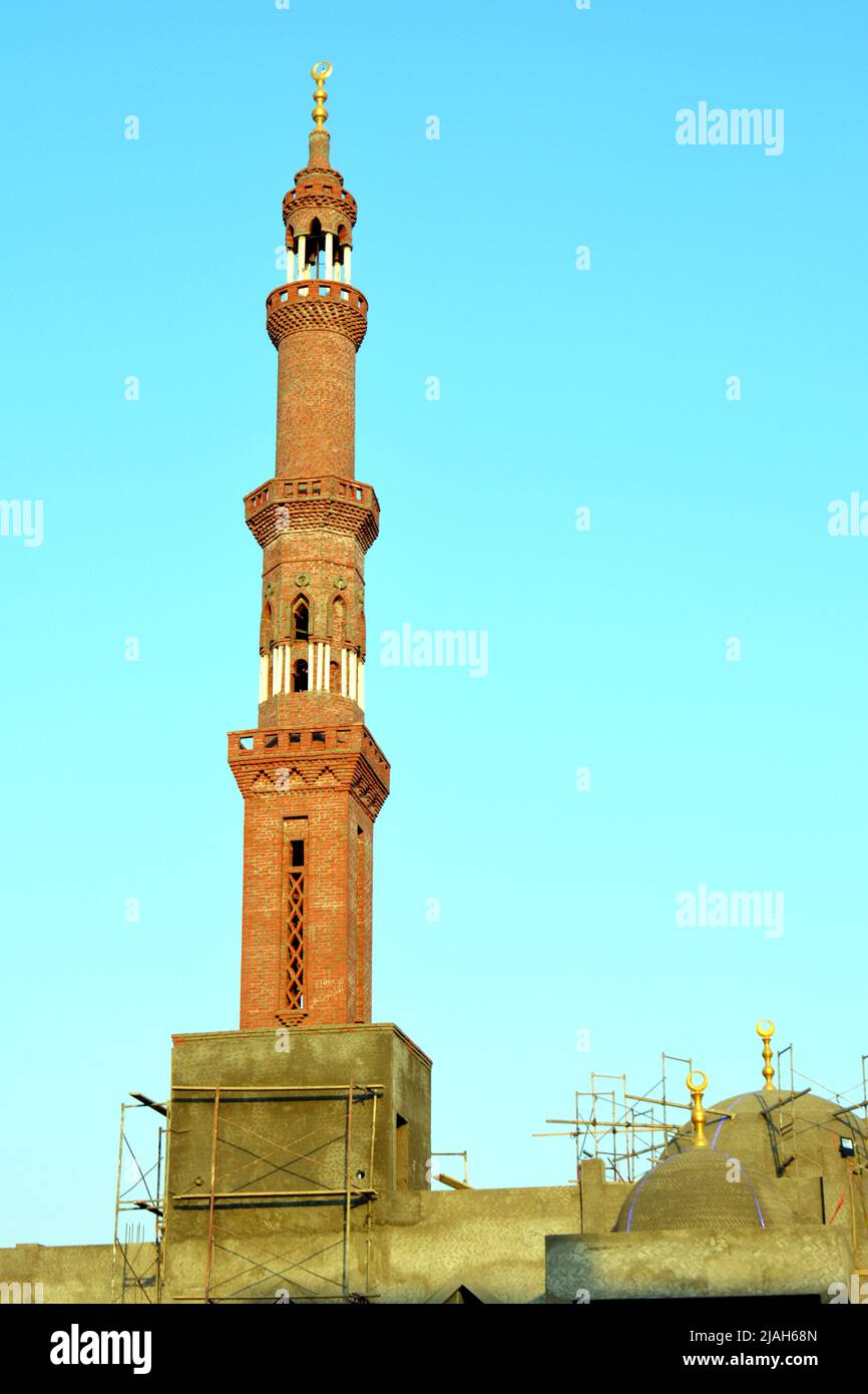 Un grand minaret avec l'ornement d'or d'une mosquée qui est en construction, minaret ou tour aspirant au ciel, la religion islamique et l'architecture con Banque D'Images