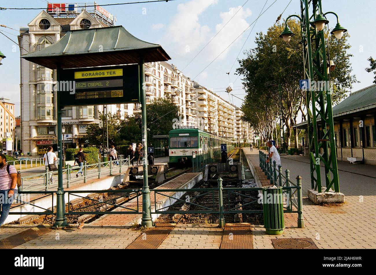 Ancienne gare de train hongrois classique, en acier, traditionnelle, située à Budapest Hongrie avec un train vivant la gare en été - écran Banque D'Images