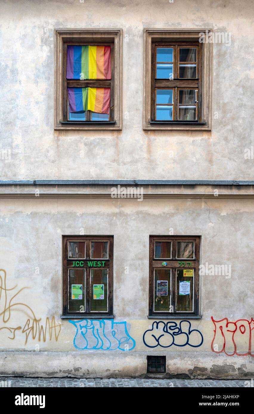 Fenêtres d'une maison en bâtiment sur la rue Kupa dans le quartier Kazimierz de Cracovie. Banque D'Images