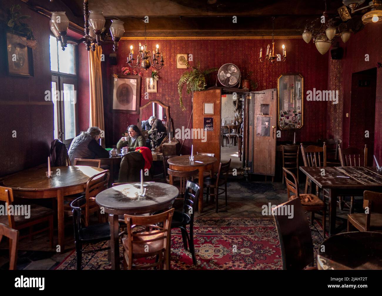 Intérieur du pub 'Alchemia' sur Plac Nowy, dans le quartier Kazimierz de Cracovie. Wnętrze pubu 'Alchemia' na Placu Nowym na Krakowskim Kazimierzu. Banque D'Images