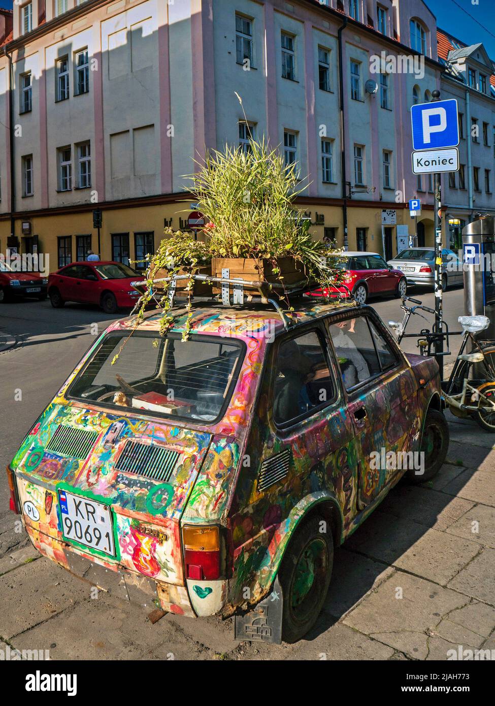 Voiture colorée dans la rue Józefa à Cracovie Kazimierz. Banque D'Images