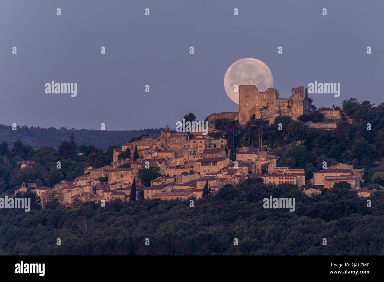 Lune au-dessus du village de Lacoste en Provence. Banque D'Images