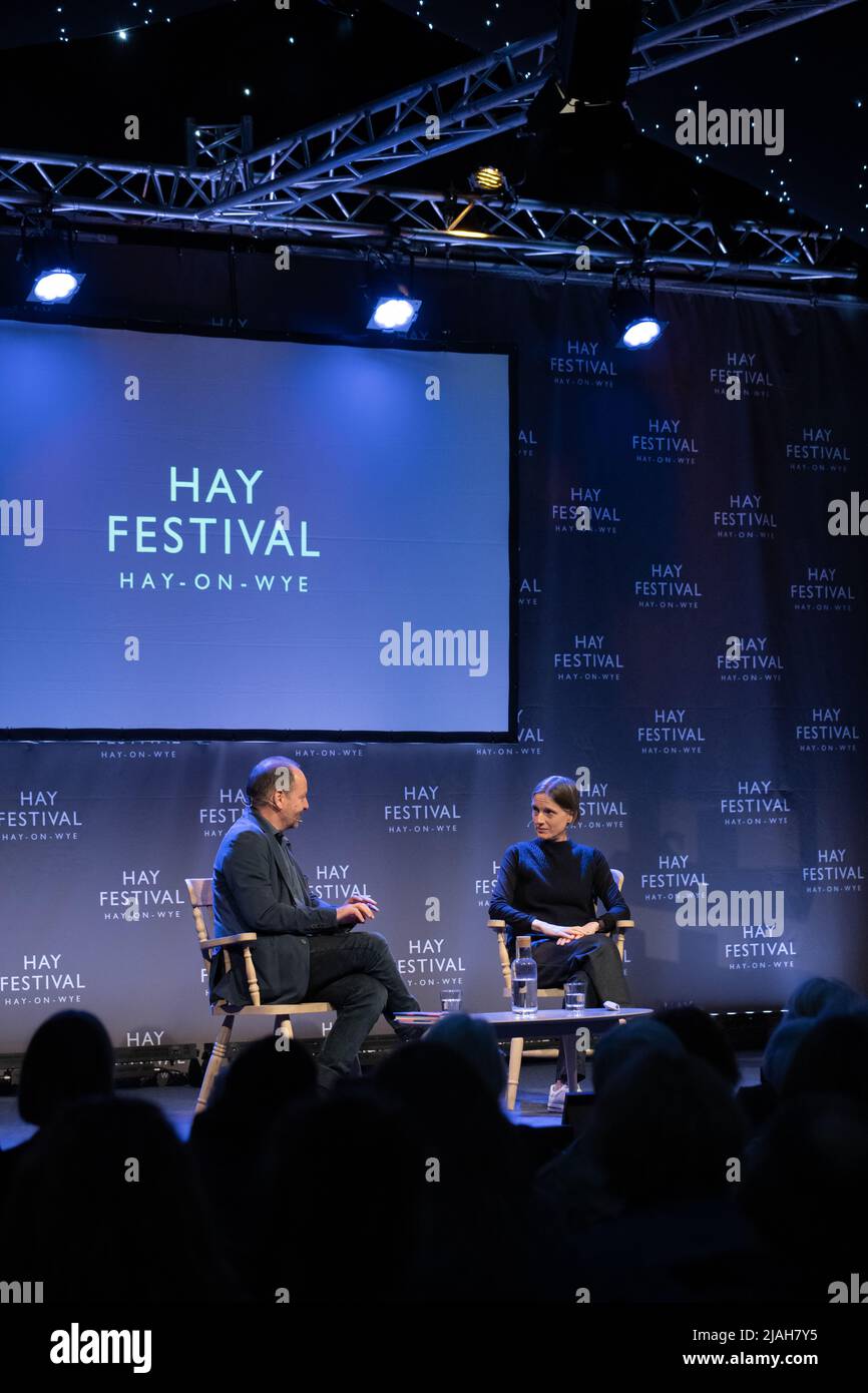 Hay-on-Wye, pays de Galles, Royaume-Uni. 30th mai 2022. Rebecca Mead s'entretient avec Philippe Sands au Hay Festival 2022, pays de Galles. Crédit : Sam Hardwick/Alamy. Banque D'Images