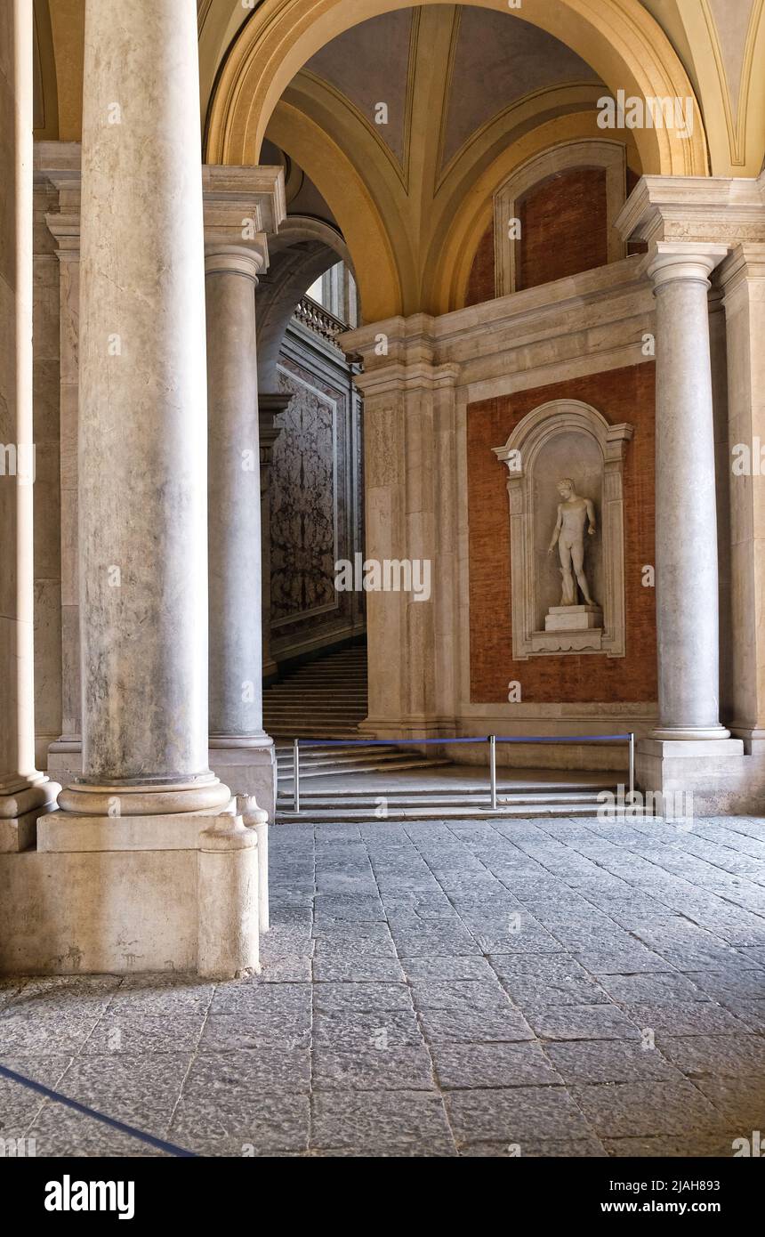 La façade extérieure du Palais Royal de Caserta représente le triomphe du baroque italien, un chef-d'œuvre de l'UNESCO. Banque D'Images