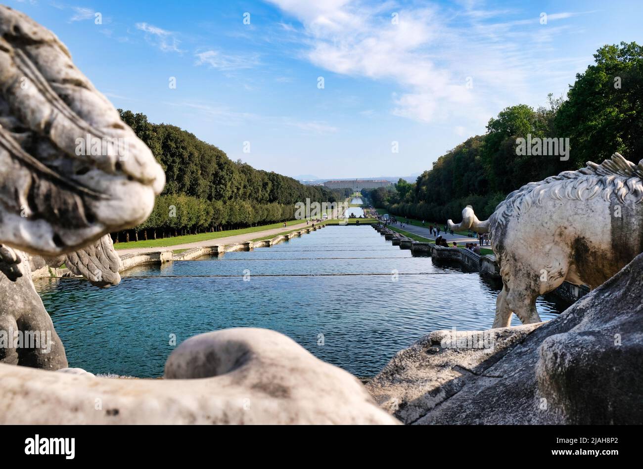 La voie navigable avec le Palais Royal de Caserta au fond comme il apparaît de la Fontaine de Vénus et d'Adonis Banque D'Images