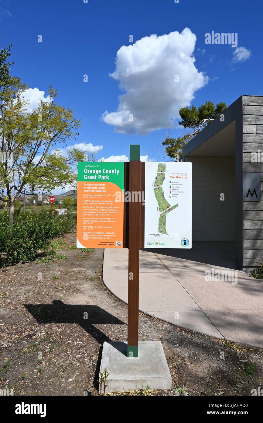 IRVINE, CALIFORNIE - 22 FÉV 2022: Sentier et information Signez dans la région de Bosque du Grand Parc. Banque D'Images