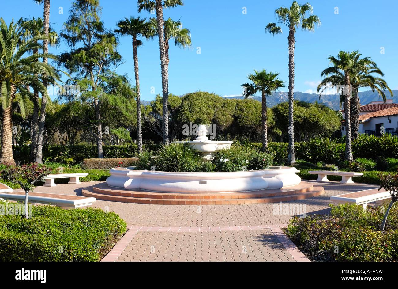 SANTA BARBARA, CALIFORNIE - 12 AVRIL 2019 : cour du Hilton Santa Barbara Beachfront Resort, situé à quelques minutes du centre-ville avec une vue imprenable Banque D'Images