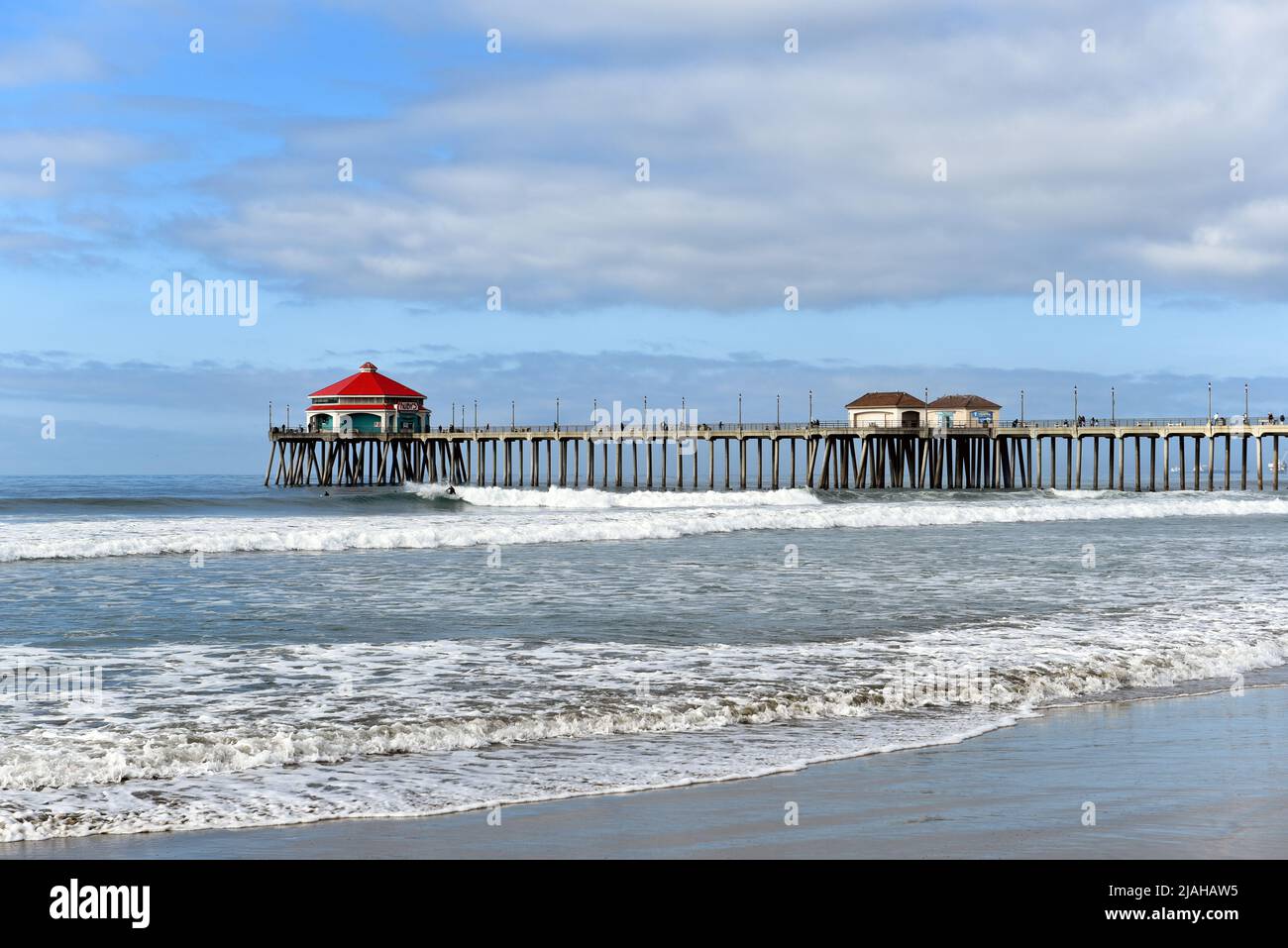 HUNTINGTON BEACH, CALIFORNIE - 22 JANVIER 2020 : jetée et côte de Huntington Beach donnant sur les vagues Banque D'Images
