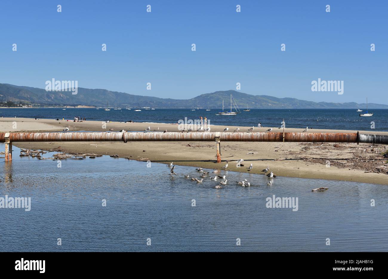 SANTA BARBARA, CALIFORNIE - 10 AVRIL 2019 : pipeline au-dessus de Mission Creek avec des gens sur la plage et des mouettes dans l'eau. Banque D'Images