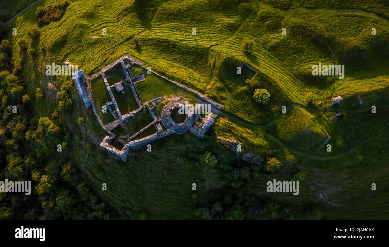 Vue de drone du château de Dryslwyn, considéré comme l'une des plus importantes structures restantes construites par un cheffin gallois, debout sur un terrain élevé overlooki Banque D'Images