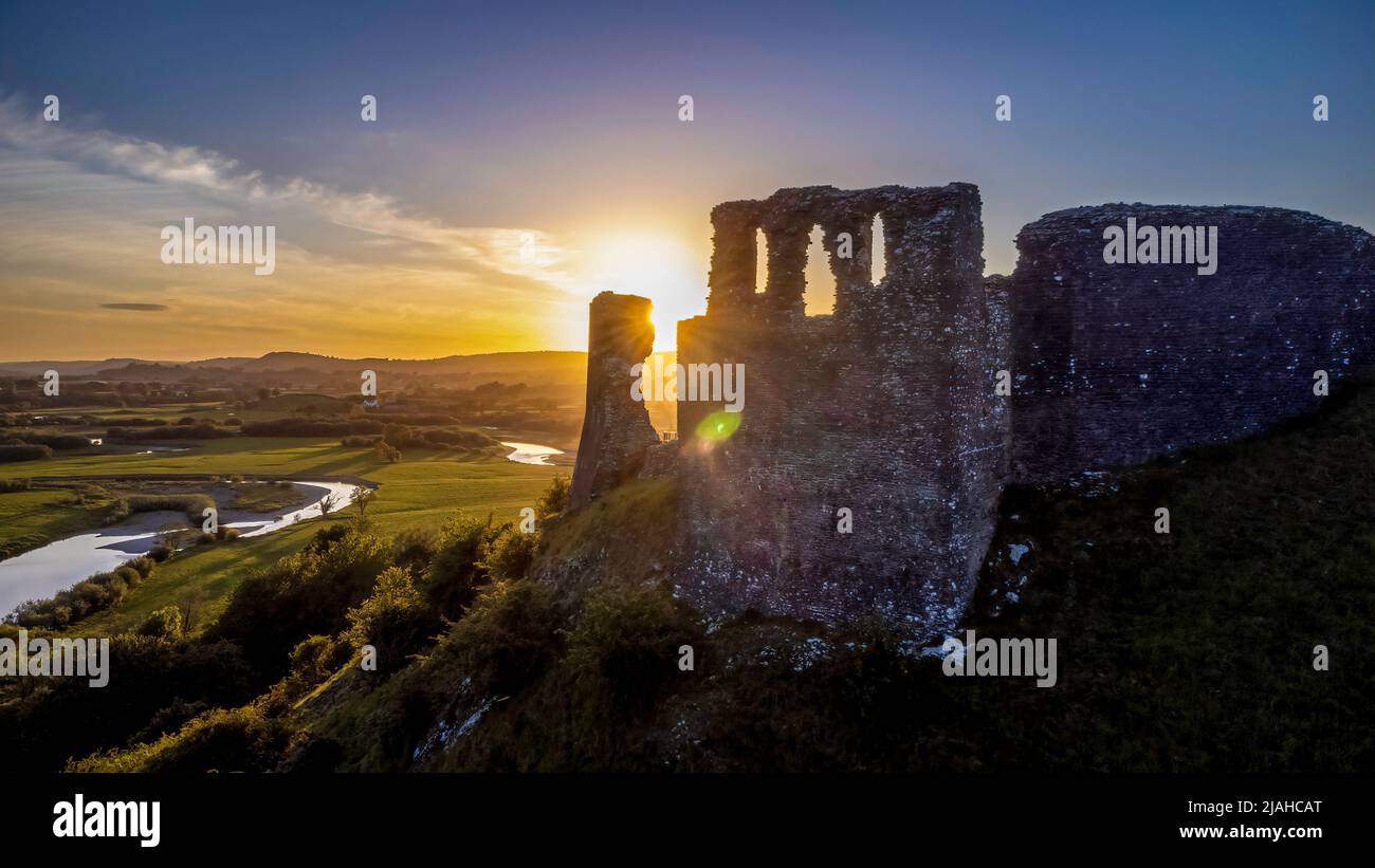 Le château de Dryslwyn, considéré comme l'une des plus importantes structures restantes construites par un chef gallois, debout sur un terrain élevé surplombant la Towy va Banque D'Images